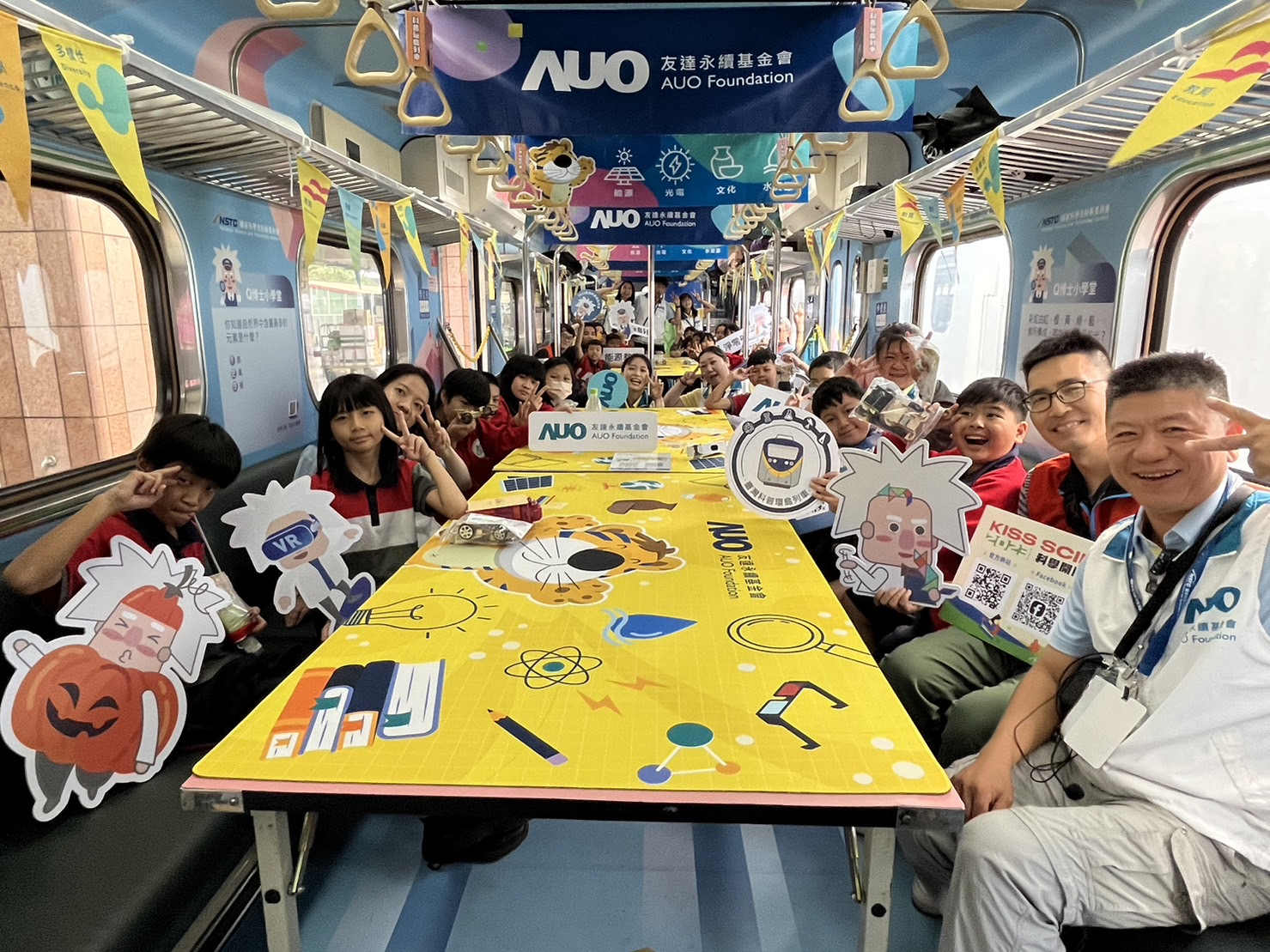 88858cc永利永續基金會參與「臺灣科普環島列車」，設計基礎科學車廂課程，以「淨零碳排和永續能源」為主題，讓學生透過創意實驗認識淨零知識，以及思考生活中的減碳行為