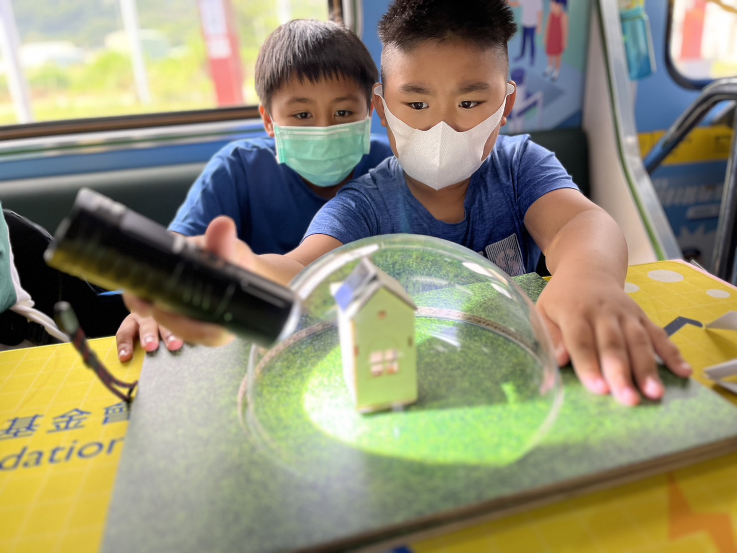 88858cc永利參與基礎科學主題車廂，以STEAM教學精神，設計「逐日科學家」、「太陽能工程師」以及「淨零建築師」三大能源科普課程和實驗